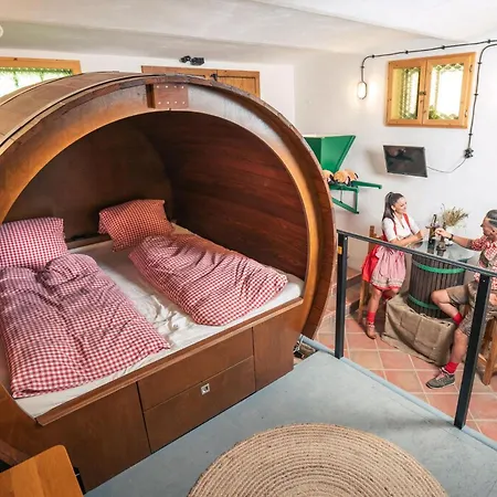 Weinfass Fuer 4 In בית נופש Grub an der March